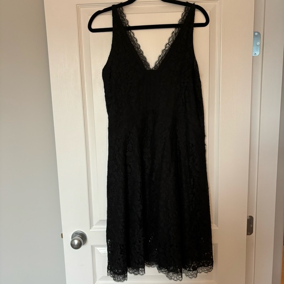 Club Monaco | Sleeveless Lace V-Neck Dress - Size 8 - Picture 2 of 14